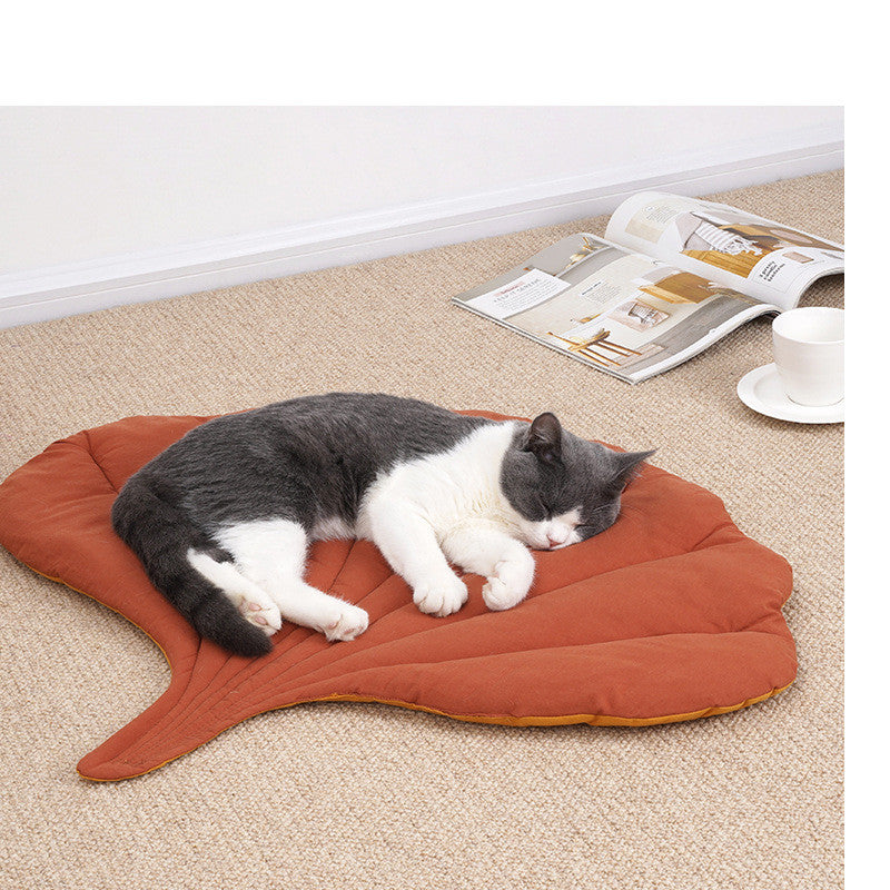 Tapis pour chat forme feuille, détail de la texture moelleuse"