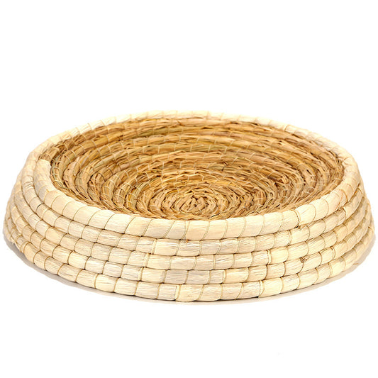 Panier pour chat en rotin sur fond blanc 