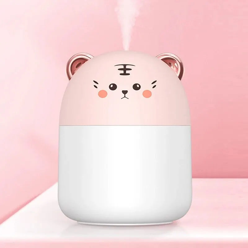 Humidificateur kawaii posé sur un bureau – ambiance cosy et humidité optimale