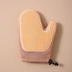 Gant de toilettage double face beige et rose à picots, forme moufle
