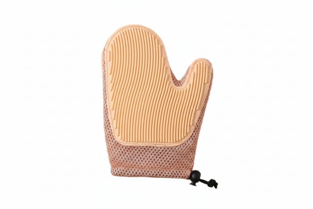 Gant de toilettage double face beige, picots en relief sur la paume et les doigts
