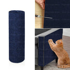 Tapis griffoir adhésif en sisal bleu foncé, rouleau cylindrique et chat sur canapé.