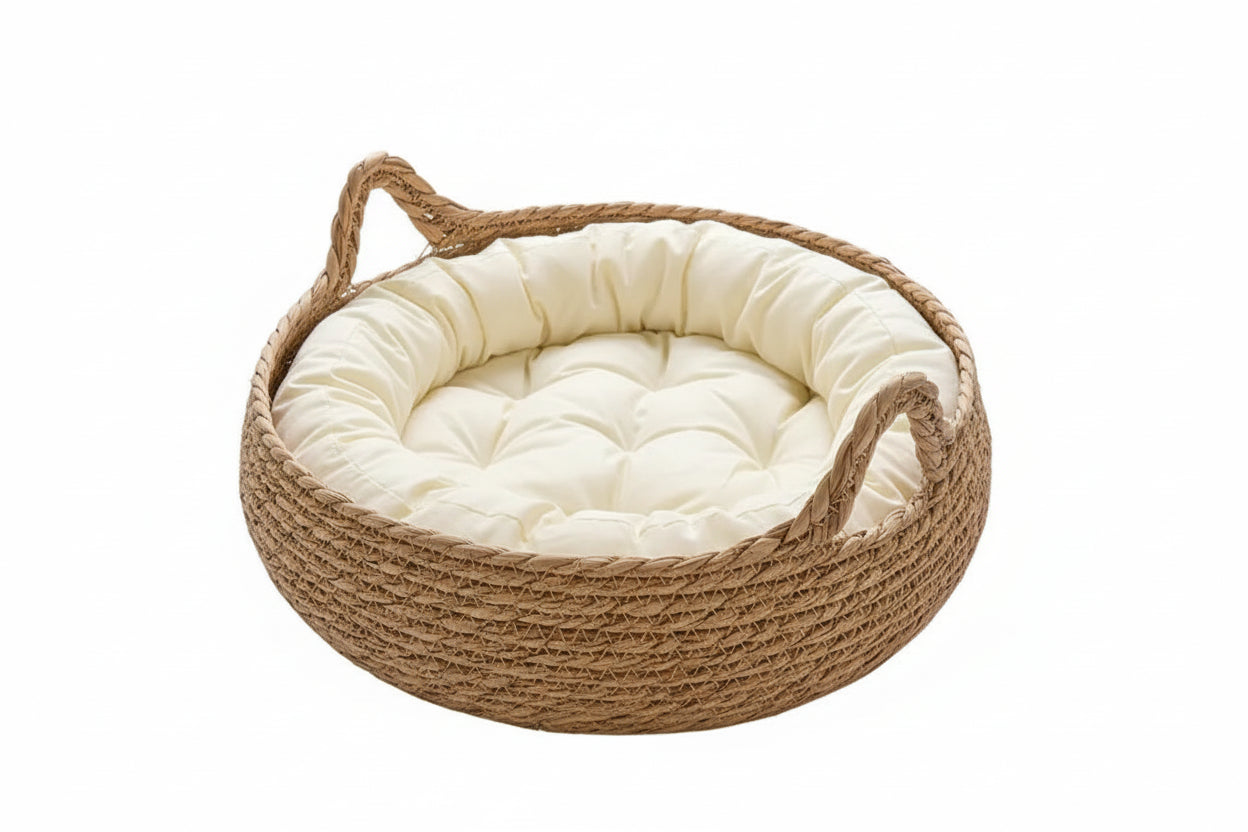 Panier pour chat en rotin rond avec coussin moelleux blanc, poignées en corde.