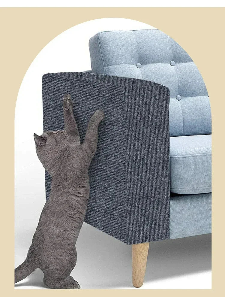 Tapis griffoir en sisal gris anthracite posé sur le côté du fauteuil, avec chat.