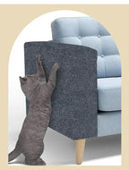 Tapis griffoir en sisal gris anthracite posé sur le côté du fauteuil, avec chat.