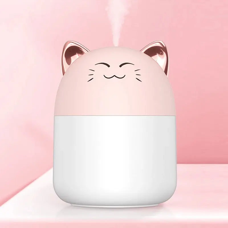 Humidificateur chat kawaii posé sur un bureau – ambiance cosy et humidité optimale coloris blanc et rose