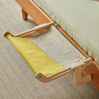 Nid suspendu pour chat en bois avec coussin jaune et face blanche