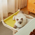 Nid suspendu en bois avec coussin jaune et tissu blanc, montants beiges