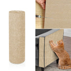 Tapis griffoir adhésif en sisal beige, rouleau cylindrique et chat sur canapé.