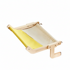 Nid suspendu pour chat en bois avec coussin jaune et face blanche, vu de dessus