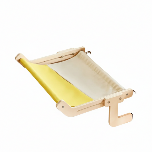 Nid suspendu pour chat en bois avec coussin jaune et face blanche, vu de dessus