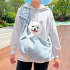 Sac bandoulière gris clair avec bandoulière et poche avant, avec petit chien à l’intérieur
