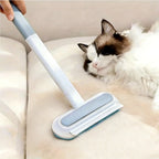 Brosse anti-poils réutilisable avec raclette bleue, appliquée sur un canapé en tissu clair