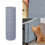 Tapis griffoir adhésif en sisal gris clair, rouleau cylindrique et chat qui gratte.