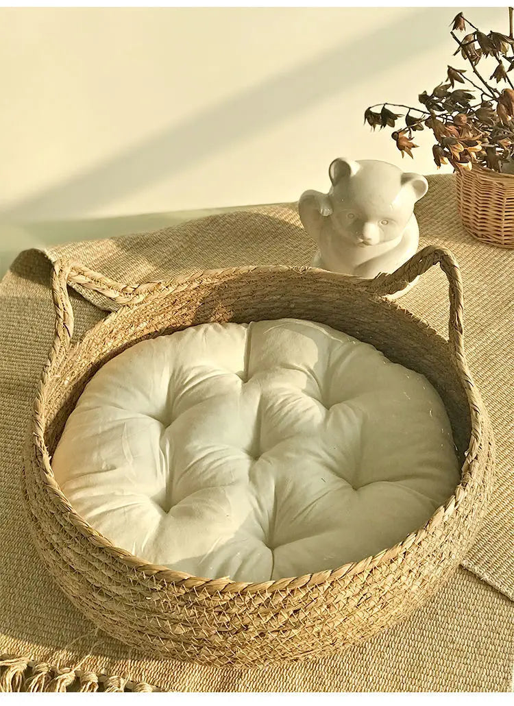 Panier pour chat en rotin rond avec coussin moelleux blanc, poignées en corde.