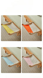 Nid suspendu en bois avec coussins jaune, orange, bleu clair et rose