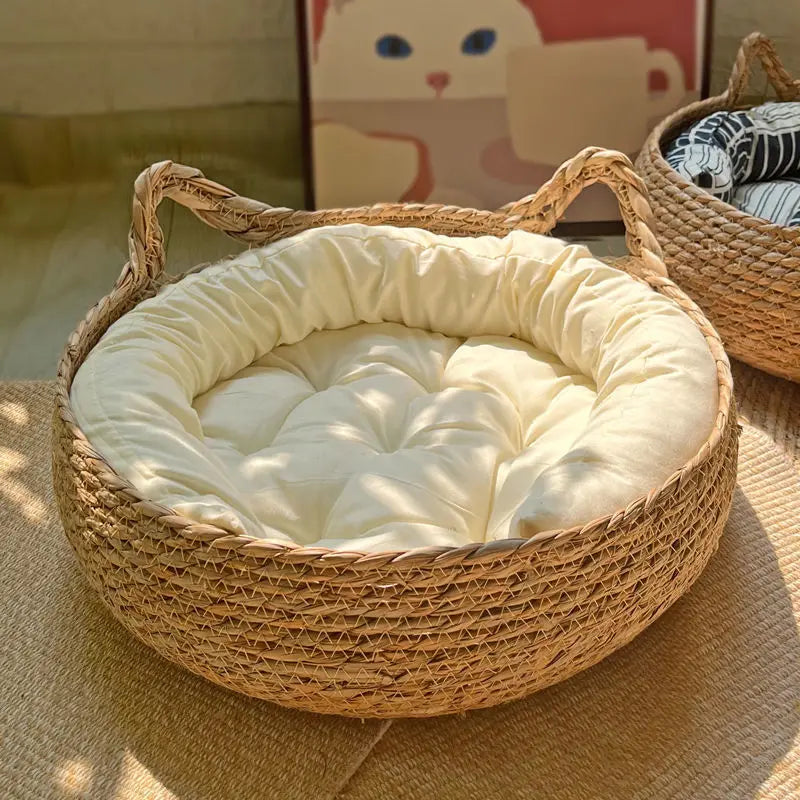 Panier pour chat en rotin rond avec coussin moelleux blanc, bords rembourrés.