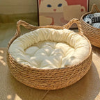 Panier pour chat en rotin rond avec coussin moelleux blanc, bords rembourrés.
