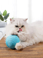 Balle en sisal bleu tressé, ronde, avec chat en jeu