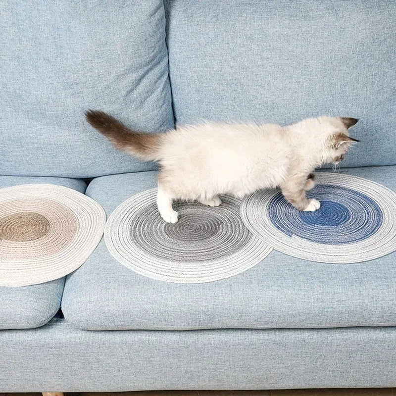 Tapis griffoir rond à spirales bleu et clair, sur accoudoir de canapé