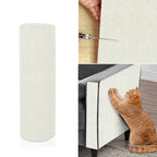Tapis griffoir adhésif en sisal blanc crème, rouleau cylindrique et chat qui gratte.