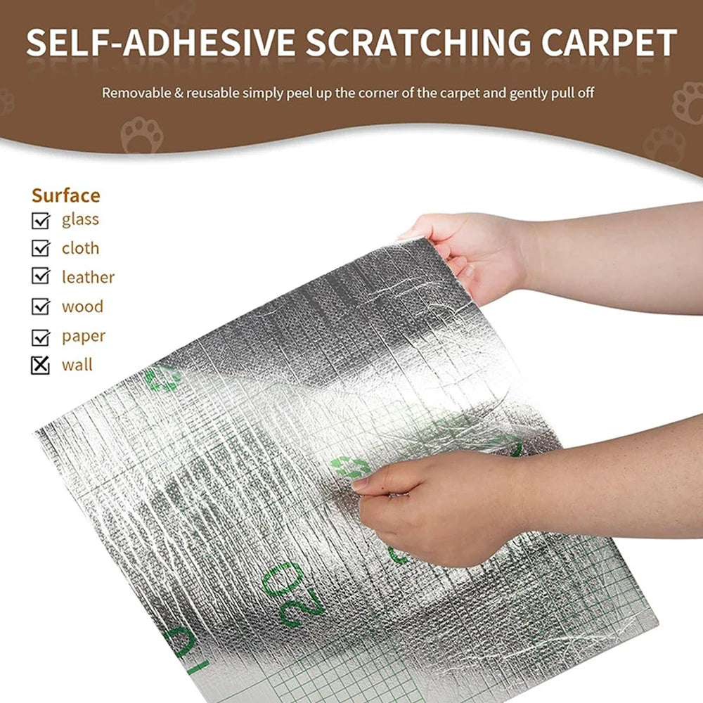 Tapis griffoir adhésif en sisal gris, main qui applique la bande sur une surface.