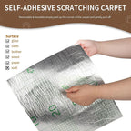 Tapis griffoir adhésif en sisal gris, main qui applique la bande sur une surface.