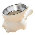 Gamelle pour chat inclinée beige avec bol inox, poignées latérales et base stable.