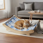 Transat rafraîchissant pour chat, structure en bois et housse bleue à motifs, chat roux allongé