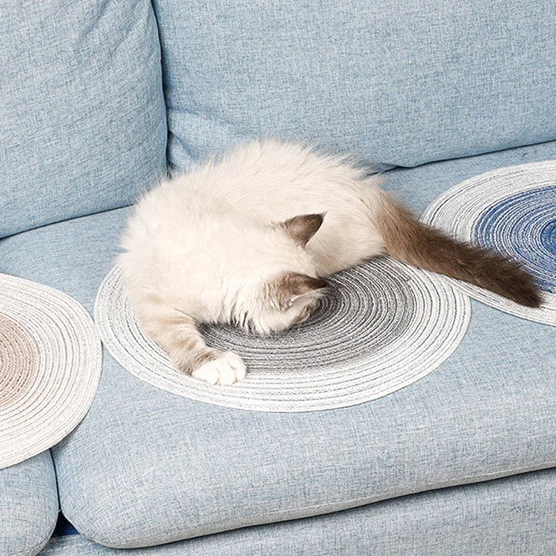 Tapis griffoir rond en coton de ramie blanc et gris, avec un chat allongé