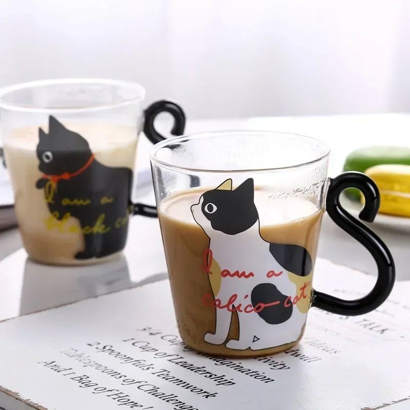 Mug en verre borosilicate transparent avec anse en forme de queue de chat façon lifestyle