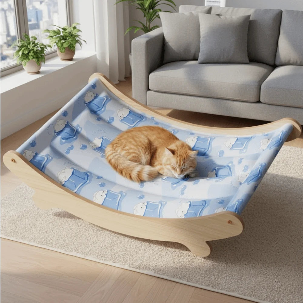 Transat rafraîchissant pour chat, structure en bois et housse bleue à motifs, chat roux endormi