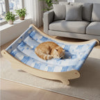 Transat rafraîchissant pour chat, structure en bois et housse bleue à motifs, chat roux endormi