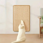 Tapis grattoir en chanvre naturel adossé au mur, surface tissée pour griffer