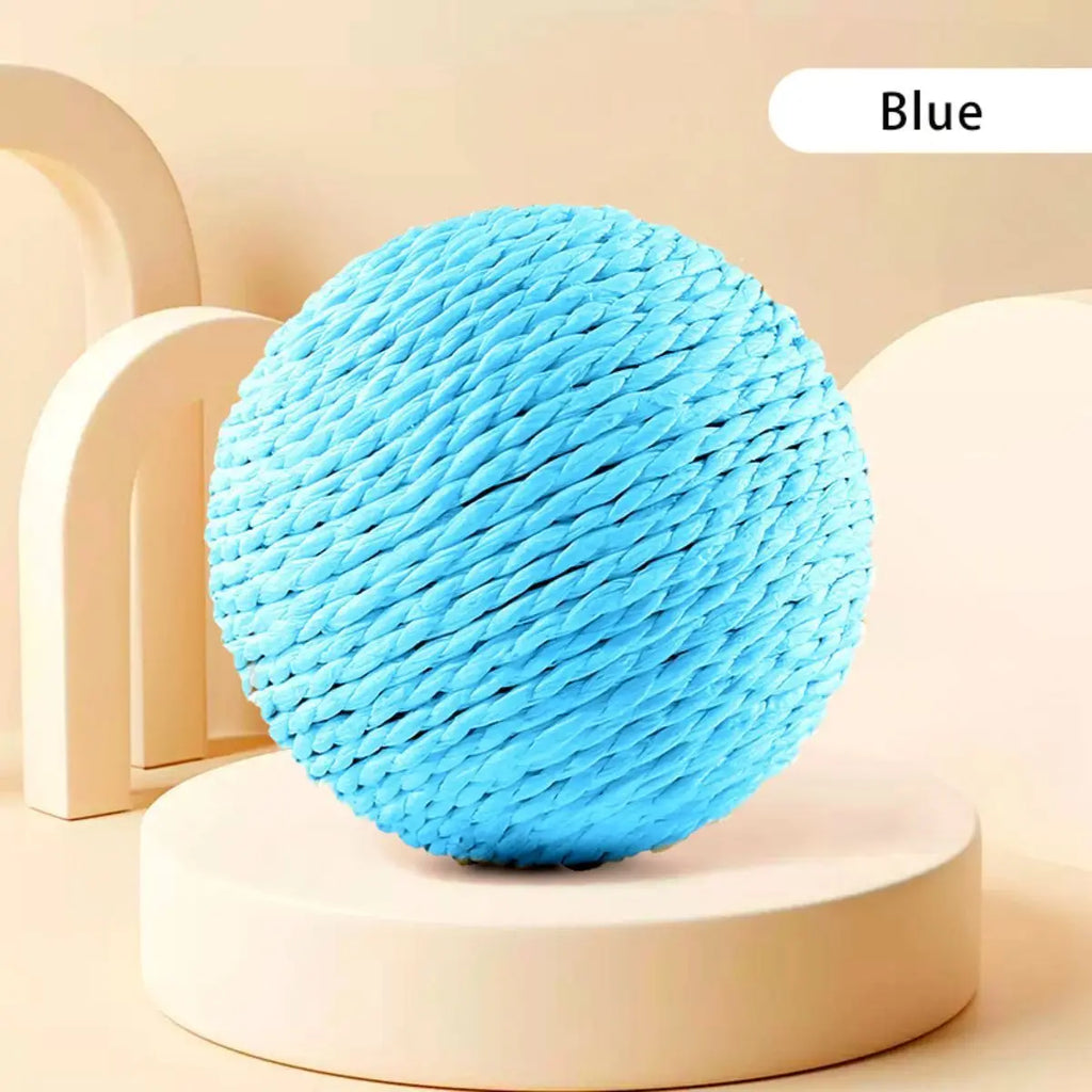 Balle en sisal bleu tressé, forme ronde, posée sur un support