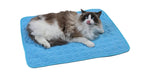 Tapis rafraîchissant bleu pour animaux, motif alvéoles, chat allongé dessus