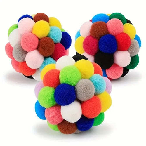 Jeu de balles pour chat en pompons multicolores, formes rondes visibles.