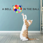 Balle de jeu interactive pour chat en pompons multicolores, près d’un chat.