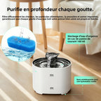 Fontaine à eau pour chat blanche, filtre visible et jet d’eau au-dessus du bol