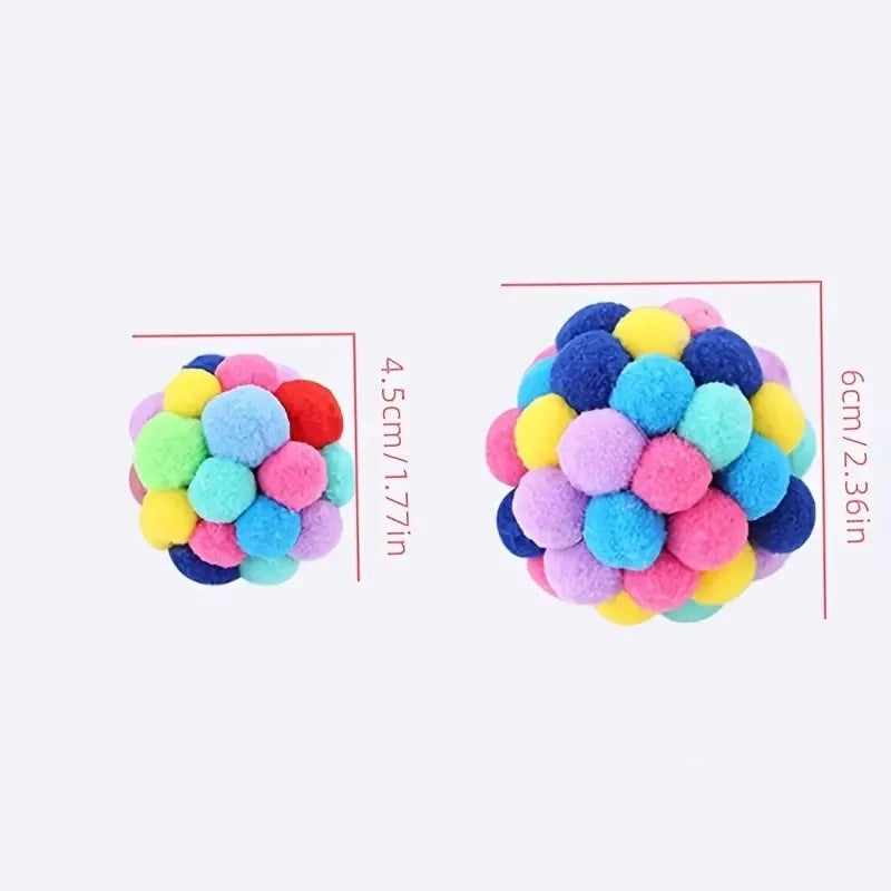 Balles en pompons multicolores, petite et grande tailles indiquées.