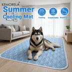 Tapis rafraîchissant pour animaux bleu à motif losanges, husky couché dessus