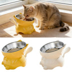 Gamelle pour chat inclinée jaune avec bol inox, poignée latérale et base stable anti-déversement.