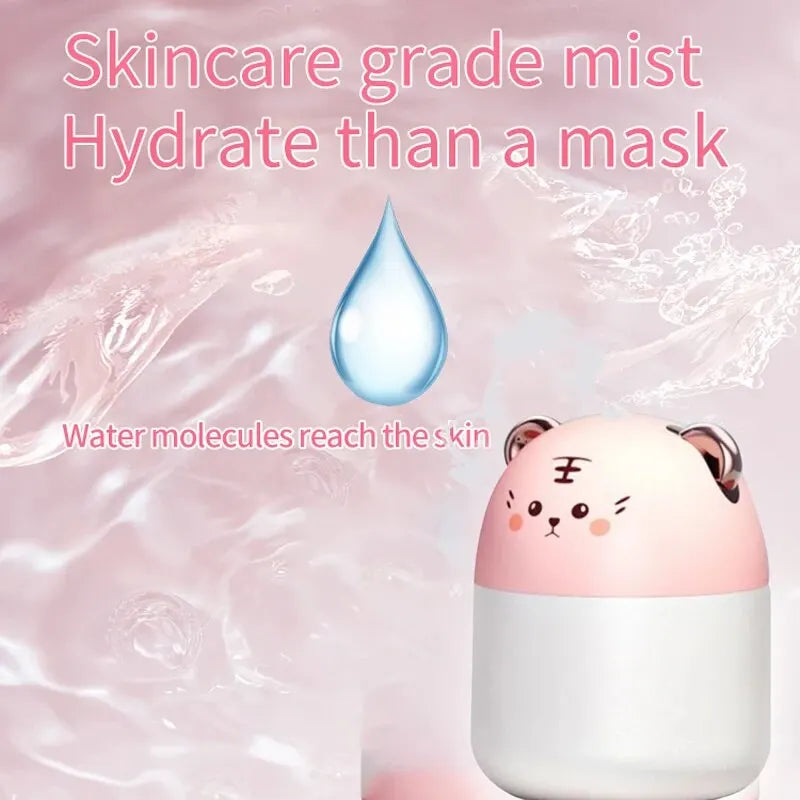 Humidificateur chat kawaii posé sur un bureau – ambiance cosy et humidité optimale