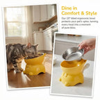 Gamelle pour chat inclinée jaune avec bol inox, poignée latérale et silhouette ergonomique.