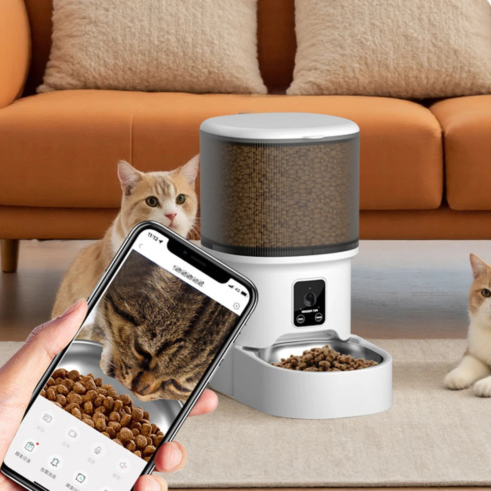 Distributeur automatique blanc avec écran : bac à croquettes et commande mobile