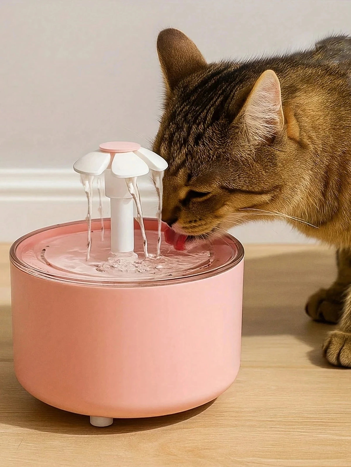 Fontaine à eau automatique pour chat rose avec jet sortant du dôme transparent