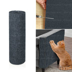 Tapis griffoir en sisal gris foncé en rouleau, et chat qui gratte sur le canapé.