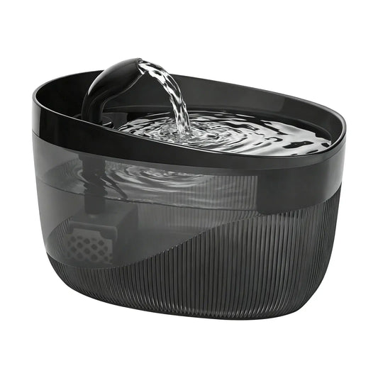 Fontaine à eau pour chat noire vue de près, jet d’eau et réservoir translucide.