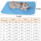 Tapis rafraîchissant pour chat et chien bleu, relief en reliefs ronds, chat couché dessus
