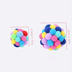 Balle en pompons multicolores, petite et grande tailles indiquées.